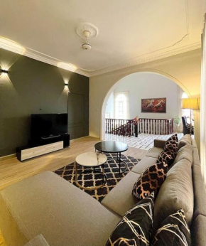 Villa Luxury 3 Bed Home Private Portion Central Comfort Driveway
